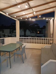 patio ze stołem i krzesłami na balkonie w obiekcie CALIMA Lodge Corralejo w Corralejo