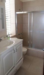 uma casa de banho com um lavatório, um chuveiro e um WC. em Ocho Rios 2 Bedroom Apartment/Flat em Ocho Rios