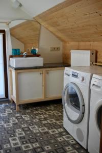 cocina con lavadora y fregadero en Gîte l'Ecurie, en Jodoigne