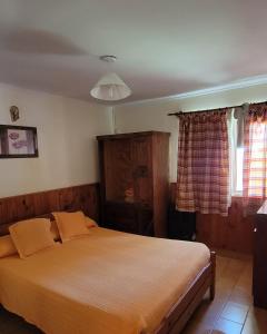 una camera con un grande letto di Chalet Mar del Plata a Mar del Plata