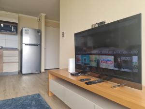 een woonkamer met een grote flatscreen-tv bij Departamento centro de La Serena in La Serena