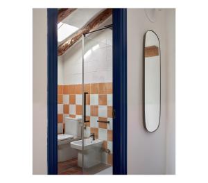 a bathroom with a toilet and a sink and a mirror at Casa Neleman 