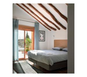 a bedroom with a bed and a large window at Casa Neleman 