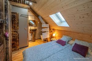 オルシエールにあるAppartement de 3 chambres avec terrasse amenagee et wifi a Orcieresの木造キャビン内のベッド1台が備わるベッドルーム1室を利用します。