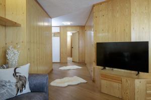 un soggiorno con una grande TV a schermo piatto di HelloChalet - The View - Ski to door with Matterhorn view a Breuil-Cervinia