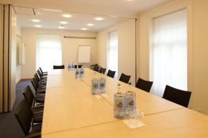 a large conference room with a long table and chairs at Hotel Berchtold in Burgdorf