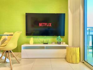 TV a/nebo společenská místnost v ubytování Tropical Rest Apartment