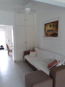 sala de estar con cama y sofá en Apartamento Departamento Central Playa para max 5, en Cassino
