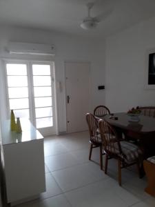 cocina y comedor con mesa y sillas en Apartamento Departamento Central Playa para max 5, en Cassino