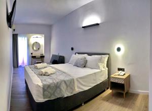 1 dormitorio con 1 cama grande y 1 mesa en Aquamare Lesvos en Mithimna