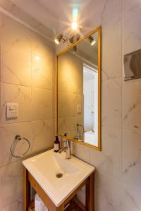 y baño con lavabo y espejo. en Monoambiente en Recoleta by BA Rent a Home en Buenos Aires