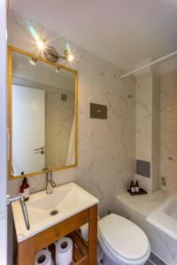 y baño con lavabo, aseo y espejo. en Monoambiente en Recoleta by BA Rent a Home en Buenos Aires