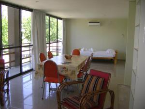 uma sala de jantar com uma mesa e cadeiras e uma cama em Chalet en Valle Grande - En Solar del Valle Country Club em Valle Grande