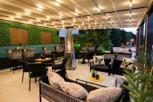 un restaurant avec des tables et des chaises sur une terrasse dans l'établissement Hotel Happy, à Dimitrovgrad
