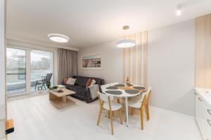 salon ze stołem i kanapą w obiekcie Sunrise Apartament w Rogowie