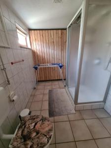 a bathroom with a shower and a tiled floor at Altmühltaler Ferienwohnung in Beilngries
