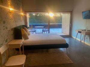 1 dormitorio con 1 cama y patio con mesa en Agroturismo Azkarraga, en Amorebieta-Etxano