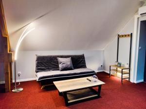ein Wohnzimmer mit einem Sofa und einem Couchtisch in der Unterkunft Studio Les Grandes Menières in Le Donjon