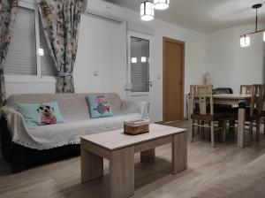 sala de estar con sofá y mesa en La Villa, en El Burgo