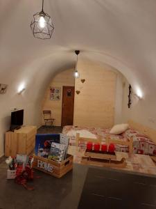 蓬泰迪萊尼奧的住宿－Chalet Sweet Mountain，一间卧室配有床、电视和盒子