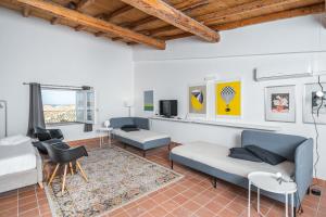 ein Wohnzimmer mit einem Sofa und einem Tisch in der Unterkunft Maestranza72 by Bed&Bros in Syrakus