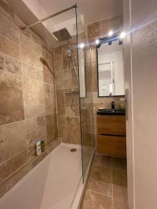 a bathroom with a shower and a sink at Studio moderne à Antony in Antony