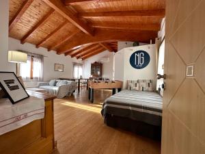 een kamer met een bed en een woonkamer bij NG Guest House il RIS in Sassari