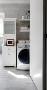 Una lavadora y secadora en una habitación blanca en Casa Clássica no Mont Serrat, en Porto Alegre