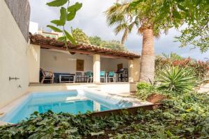 Bazén v ubytování Can Cosset Holiday Home nebo v jeho okolí