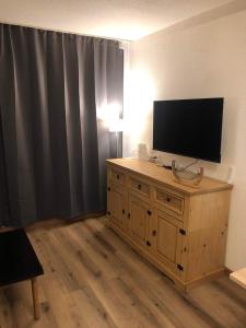sala de estar con TV en un armario de madera en Appartement Alpe-d'Huez 4 Personnes en L'Alpe-d'Huez
