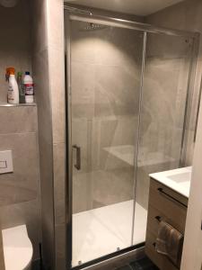 y baño con ducha y puerta de cristal. en Appartement Alpe-d'Huez 4 Personnes en L'Alpe-d'Huez