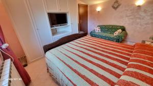 Un pequeño dormitorio con una cama y una silla. en Lilly's House, en Castel di Sangro