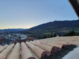 una vista desde el techo de un edificio con montañas en el fondo en Lilly's House, en Castel di Sangro
