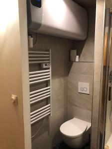 Baño pequeño con aseo y lavamanos en Appartement Alpe-d'Huez 4 Personnes en L'Alpe-d'Huez