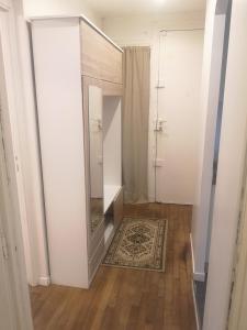 un couloir avec un miroir et un tapis dans l'établissement Cosy Appart Prince Auteuil, à Paris