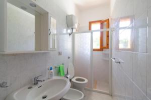 une salle de bains avec lavabo, toilettes et miroir dans l'établissement La casa di Bea - Torre dell'orso, à Torre dell'Orso 12 autres photos