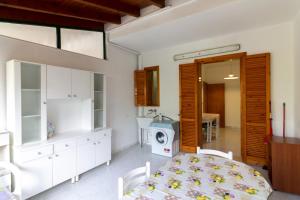 une cuisine et une salle à manger avec un lit et une table dans l'établissement La casa di Bea - Torre dell'orso, à Torre dell'Orso