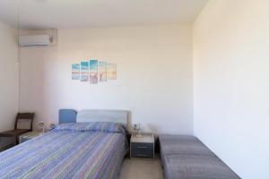 une chambre avec deux lits et un bureau et un tableau dans l'établissement La casa di Bea - Torre dell'orso, à Torre dell'Orso