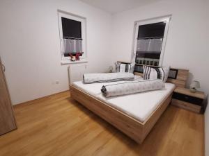 1 Schlafzimmer mit 2 Betten und 2 Fenstern in der Unterkunft Ferienhaus mit 4 Zimmer am Lech in Reutte