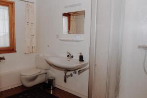 フォンターネラにあるSchäfer Zitaの白いバスルーム(洗面台、トイレ付)