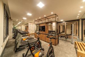 - une salle de sport avec des tapis de course et des vélos dans l'établissement Chateau du Golden Lagheto, à Gramado