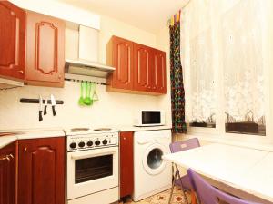 モスクワにあるApartLux Tsyurupaのキッチン(コンロ、洗濯機付)