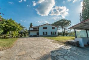 een huis met een stenen oprit ervoor bij Villa Leonardo in Sarteano