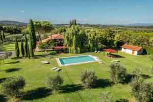 een luchtzicht op een villa met een zwembad op een grasveld bij Villa Leonardo in Sarteano