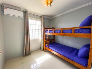 2 łóżka piętrowe w pokoju z oknem w obiekcie Benito Home w mieście Tera Kora