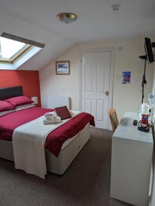 1 dormitorio con 2 camas y escritorio. en Railway Inn en Culham