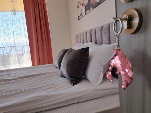 um quarto com uma cama com almofadas e uma janela em Sunset view guest house em Ilindentsi