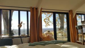 une chambre avec un lit et une fenêtre avec vue dans l'établissement lodge-bélvédere sur les hauteurs de vichy, à Vichy