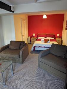 1 dormitorio con 1 cama, 2 sofás y 1 sofá en Railway Inn, en Culham