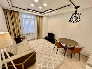 - un salon avec un canapé et une table dans l'établissement The Trust Highvill Ishim D, à Astana